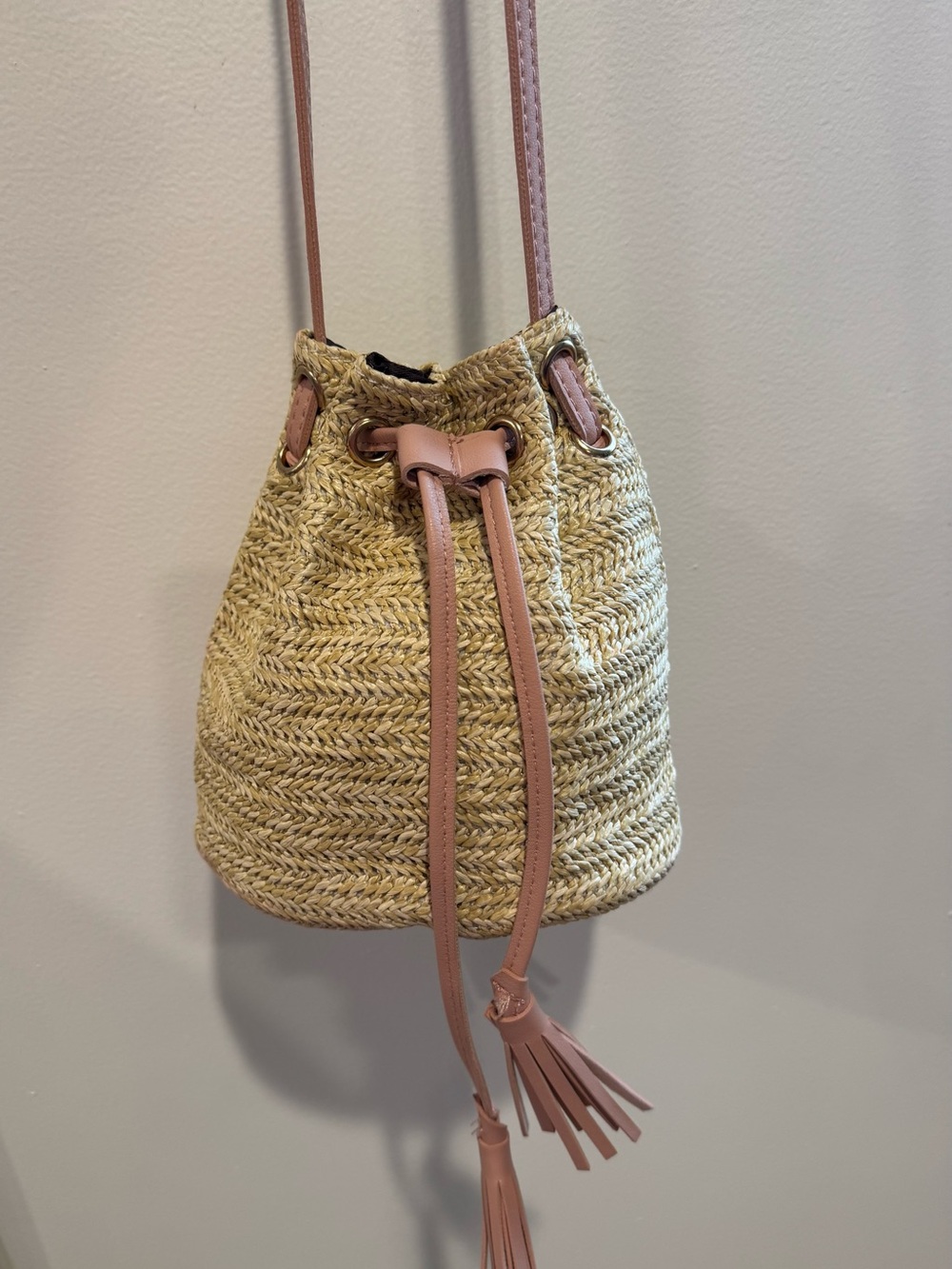 Boho Woven Straw Bucket Crossbody Bag with Pink Tassel Drawstring